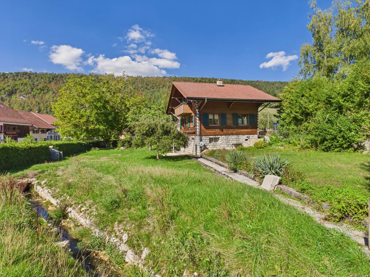 Chalet au charme authentique avec ruisseau et grand terrain  Vermes - Foto 2 di 8