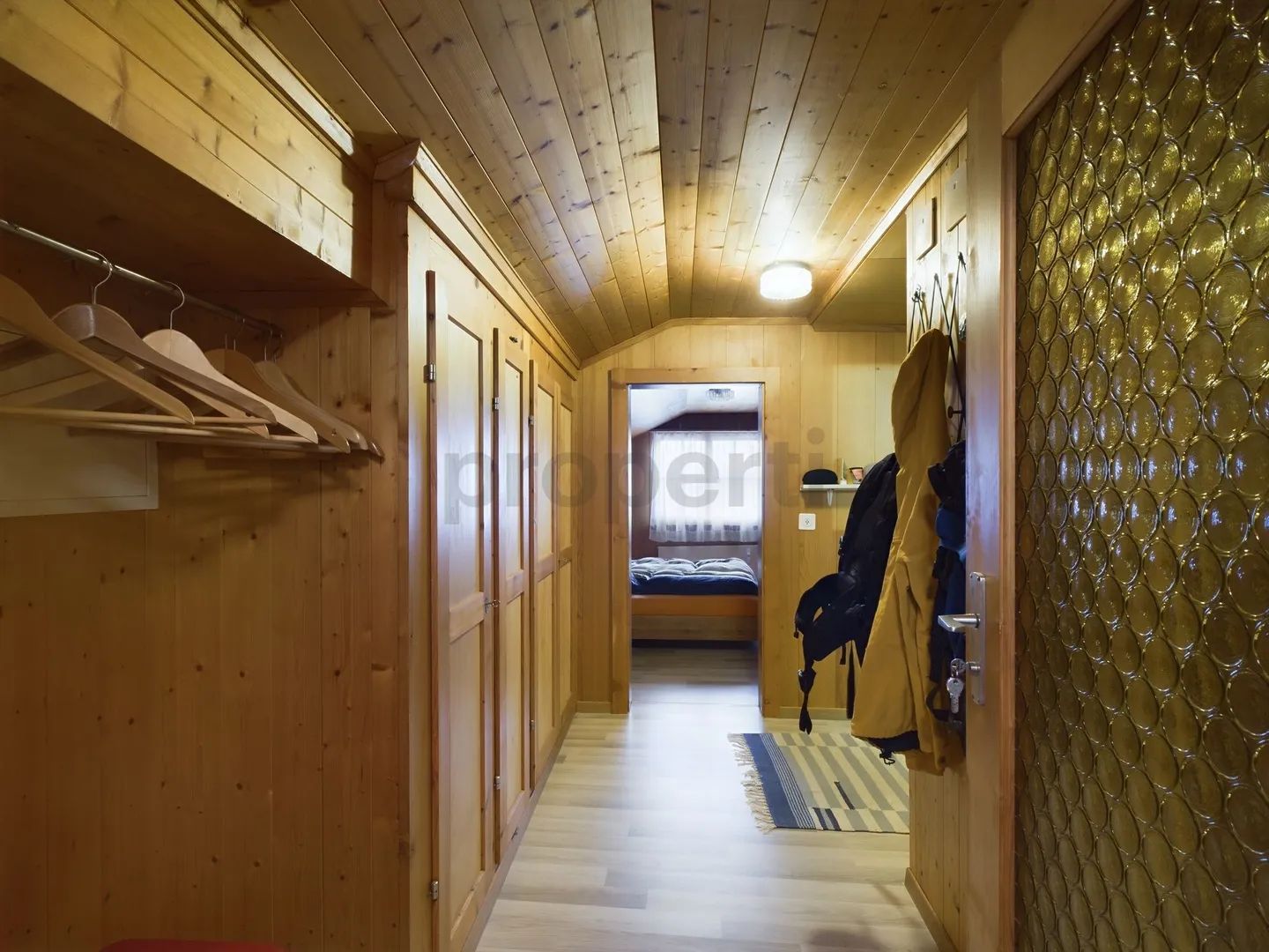 Appartement mansardé meublé de 2 pièces avec vue magnifique sur les montagnes à Andiast - Photo 7 sur 9