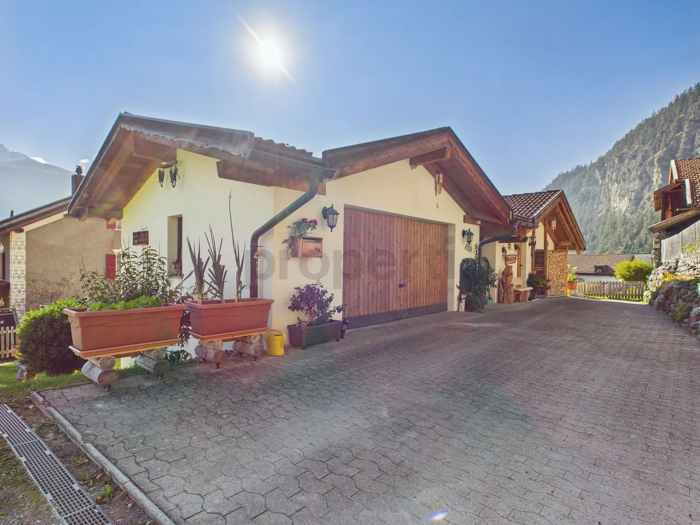 Casa unifamiliare soleggiata con grande laboratorio, garage e giardino - Foto 4 di 13