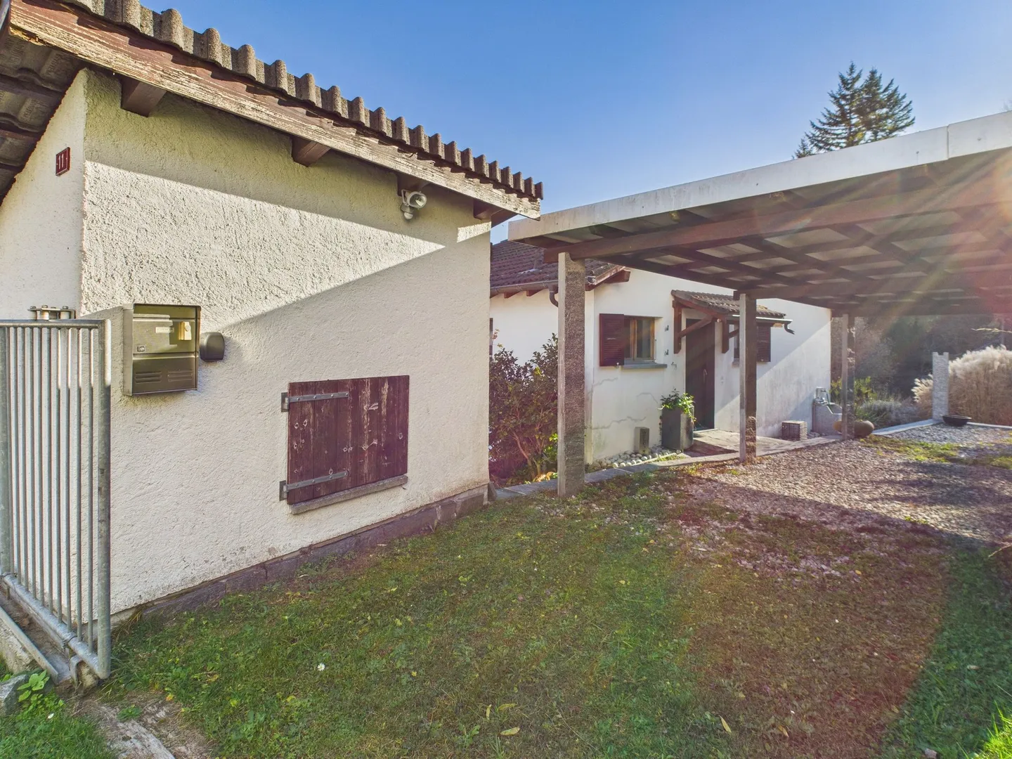 Affascinante casa unifamiliare ristrutturata con ampio giardino nella tranquilla regione di Castro - Foto 8 di 11