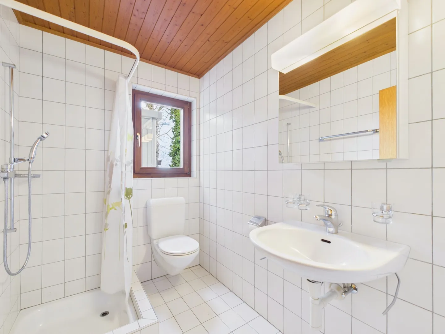 Ampia casa plurifamiliare di 4,5 stanze con una magnifica vista sul verde a Münchenwiler - Foto 9 di 12