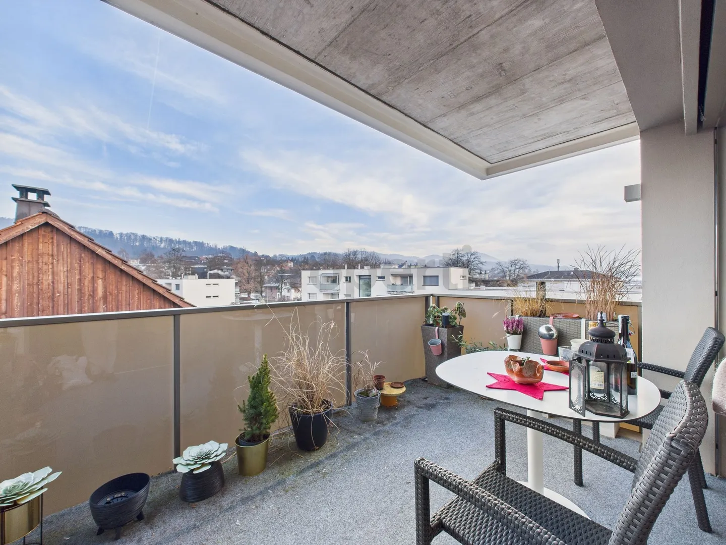 Luminoso appartamento attico di 2.5 locali con balcone a Wetzikon - Foto 7 di 8