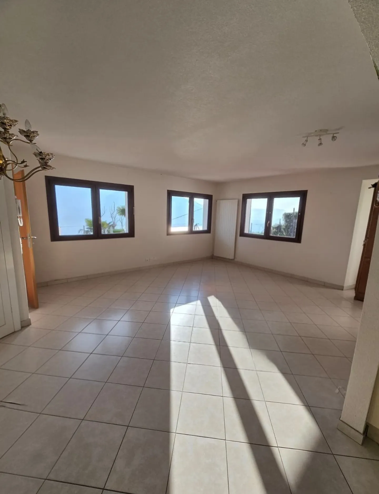 Brissago  Bifamiliare con vista lago, piscina e grande potenziale di sviluppo - Foto 5 von 13