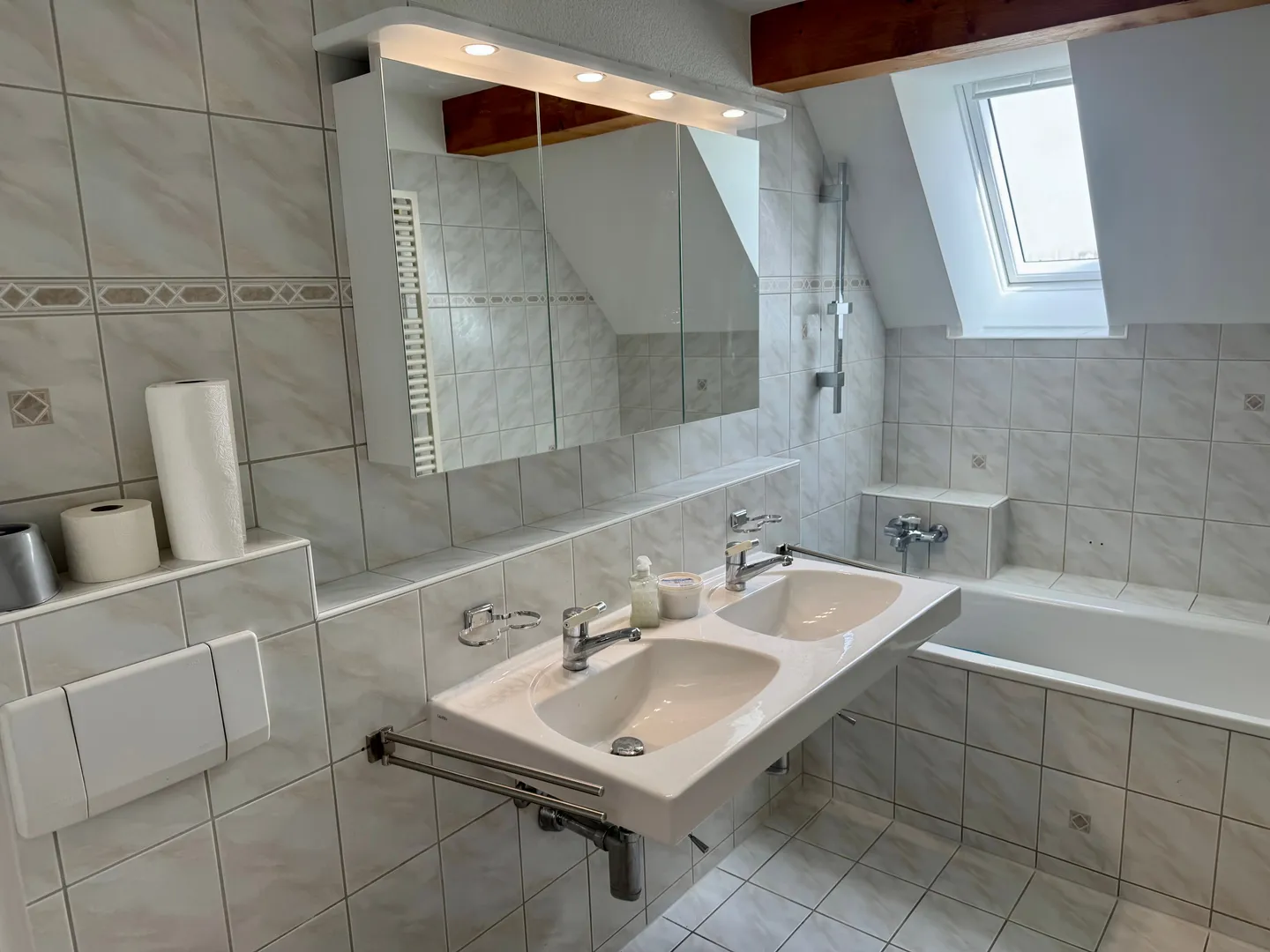 Charmante 4-Zimmer-Maisonette-Wohnung mit Dachgeschoss-Charme in Feuerthalen - Photo 7 of 9