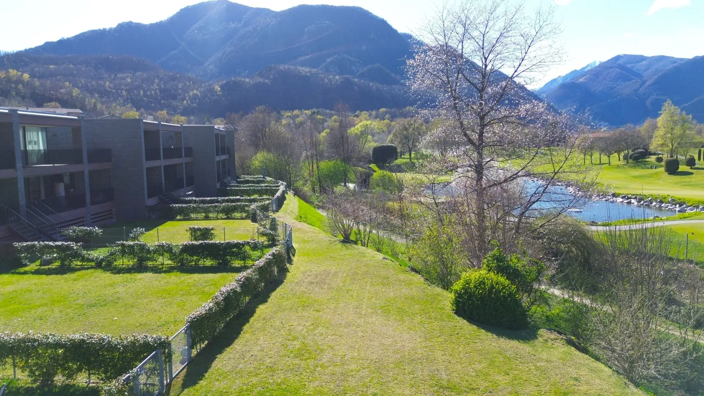 Exklusive Flucht in Losone: Ferienhaus zwischen Golf und Hügeln - Foto 1 von 13