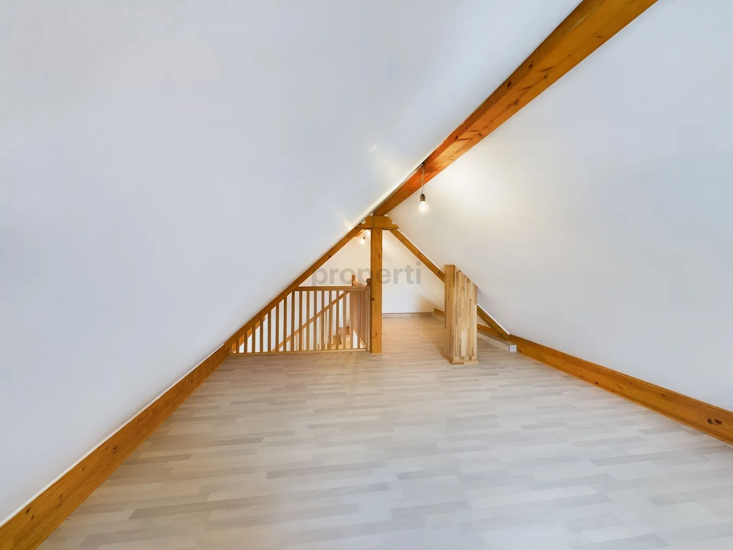 Charmante 3.5 Zimmer Dachwohnung mit Galerie in Steckborn - Zentral gelegen mit Garten und Parkplatz - Photo 6 of 9