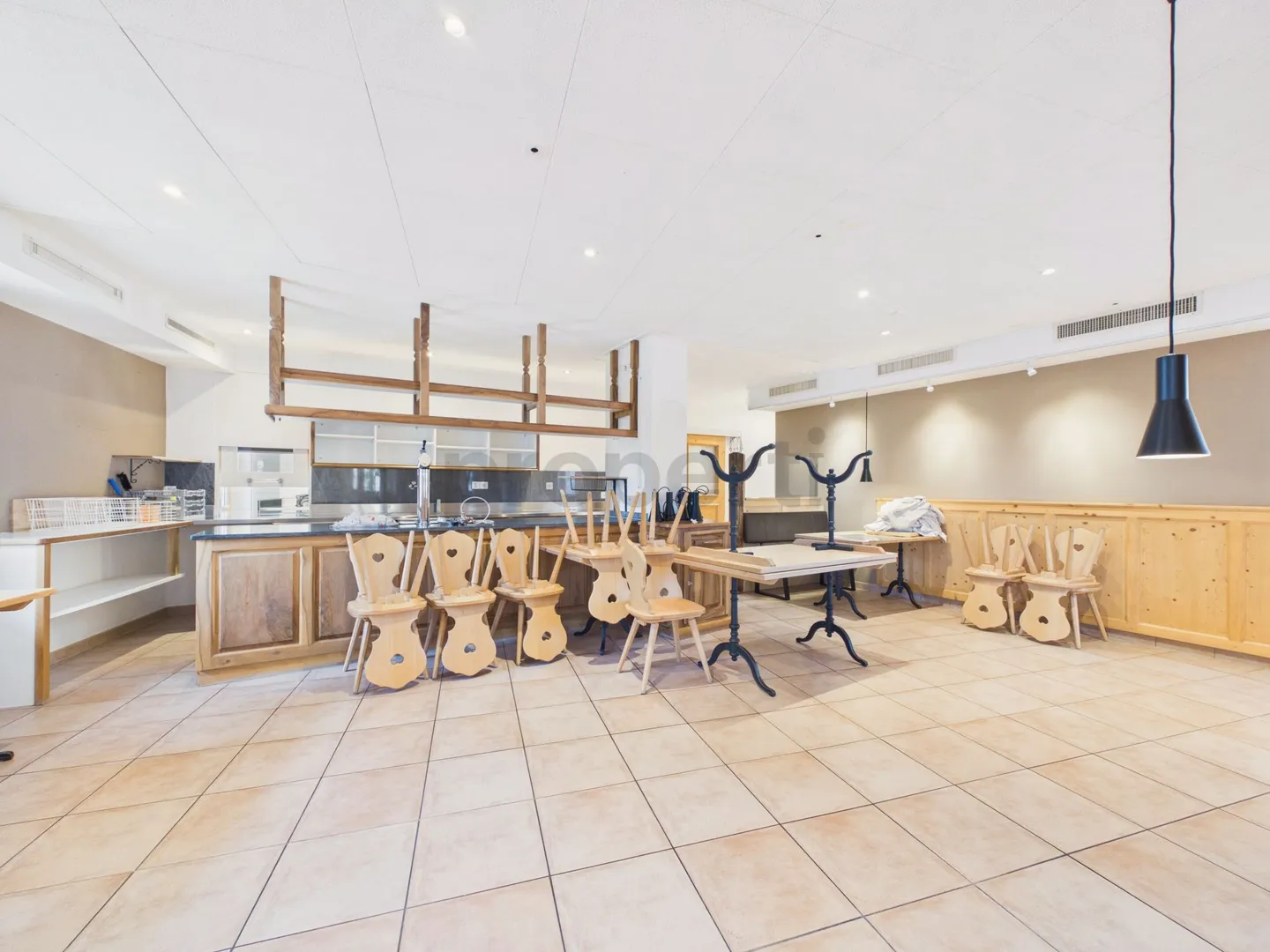 Gioiello gastronomico a Jenins: Ristorante completamente attrezzato con cantina e terrazza - Foto 2 di 12