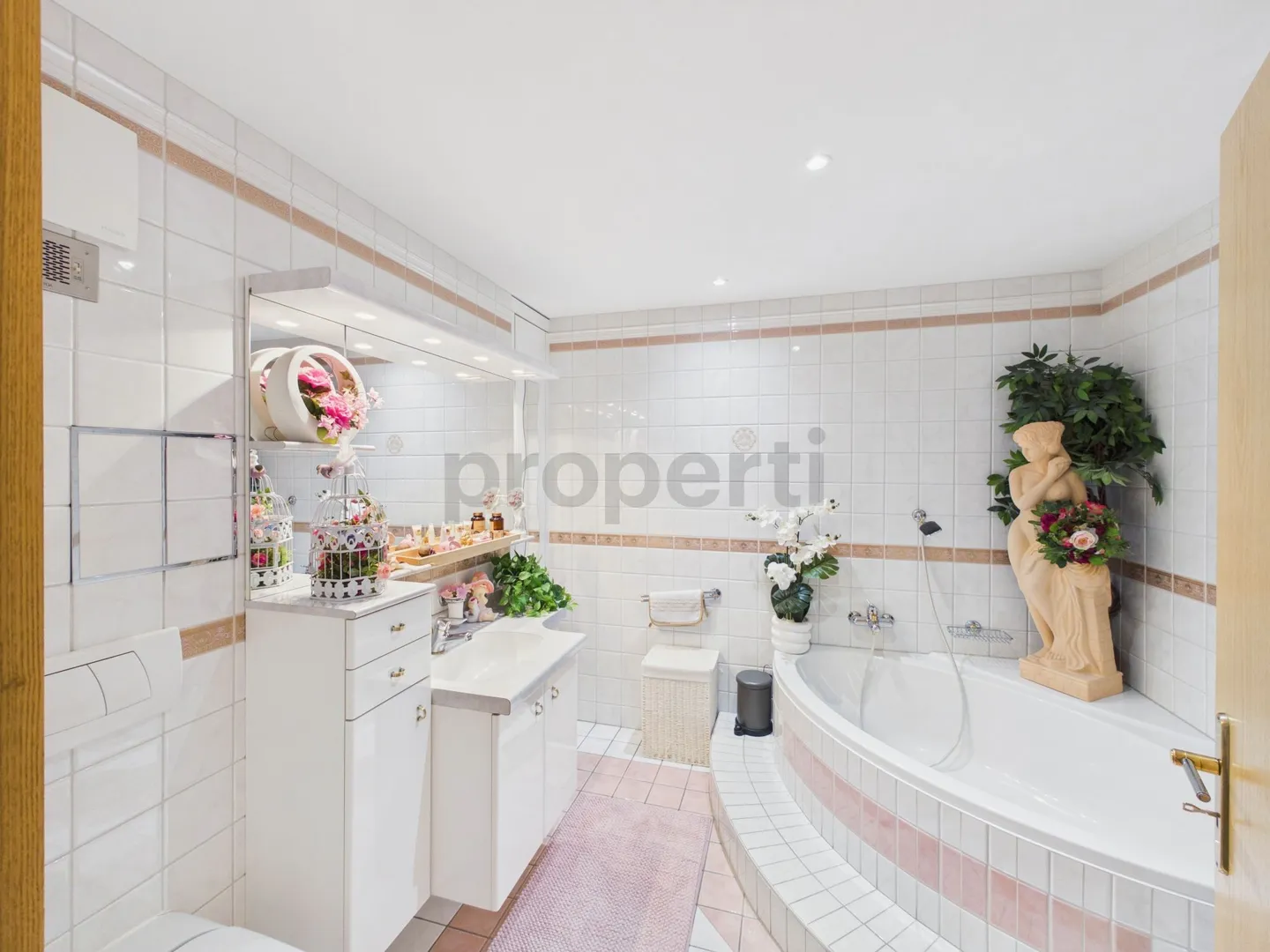 Modern elegance and comfort in the heart of a peaceful setting - Photo 8 of 11