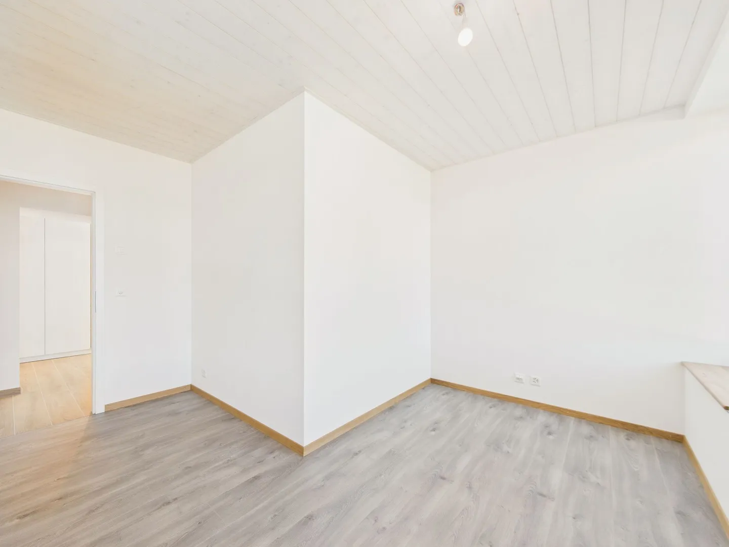 Appartement lumineux et entièrement rénové avec cheminée de 4.5 pièces à Châtillens (Oron)  charme, confort et modernité au cSur de la campagne vaudoise - Photo 8 sur 13