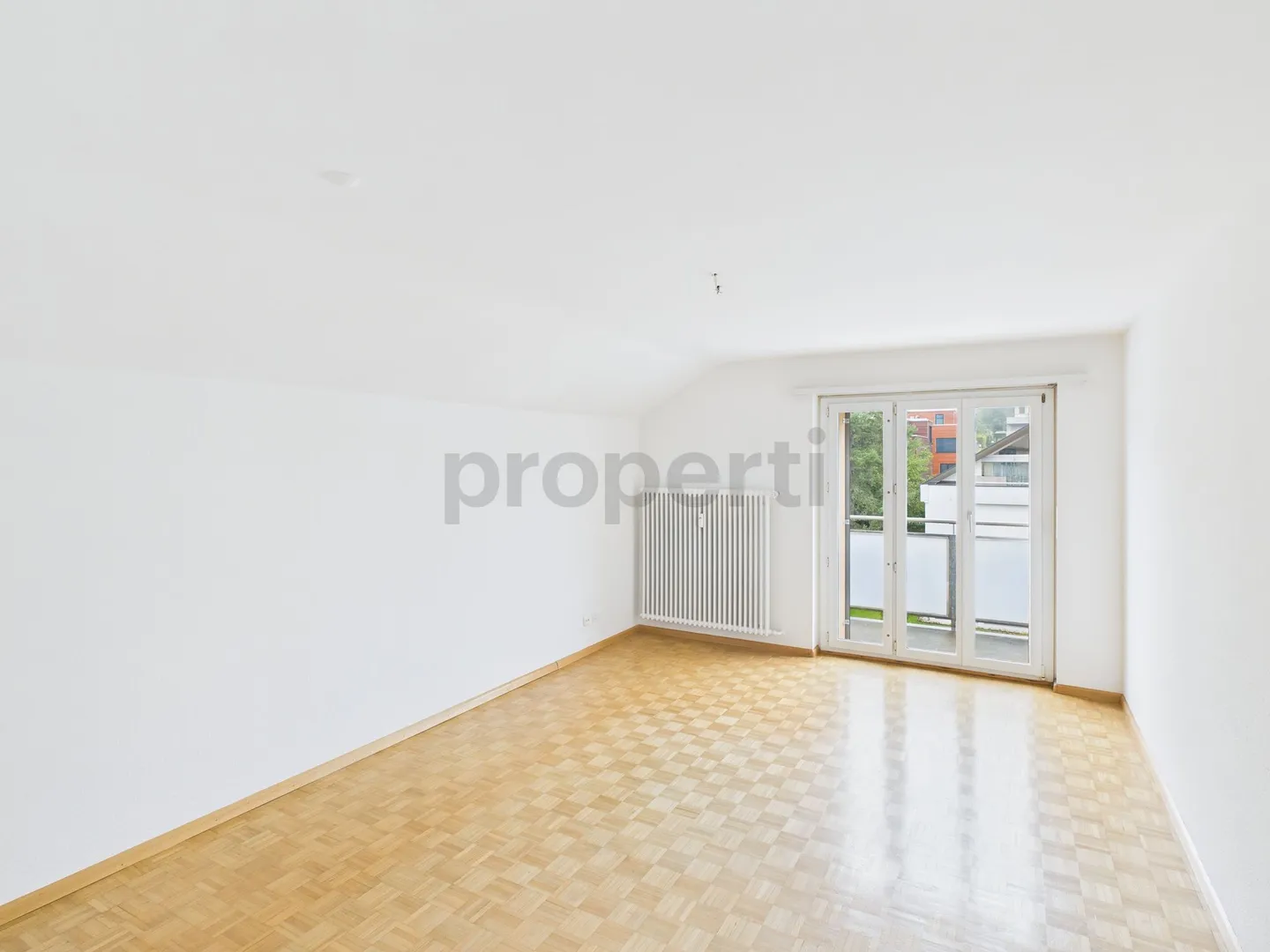 Helle 3-Zimmer Dachwohnung mit Balkon in Bottmingen - Foto 1 von 11