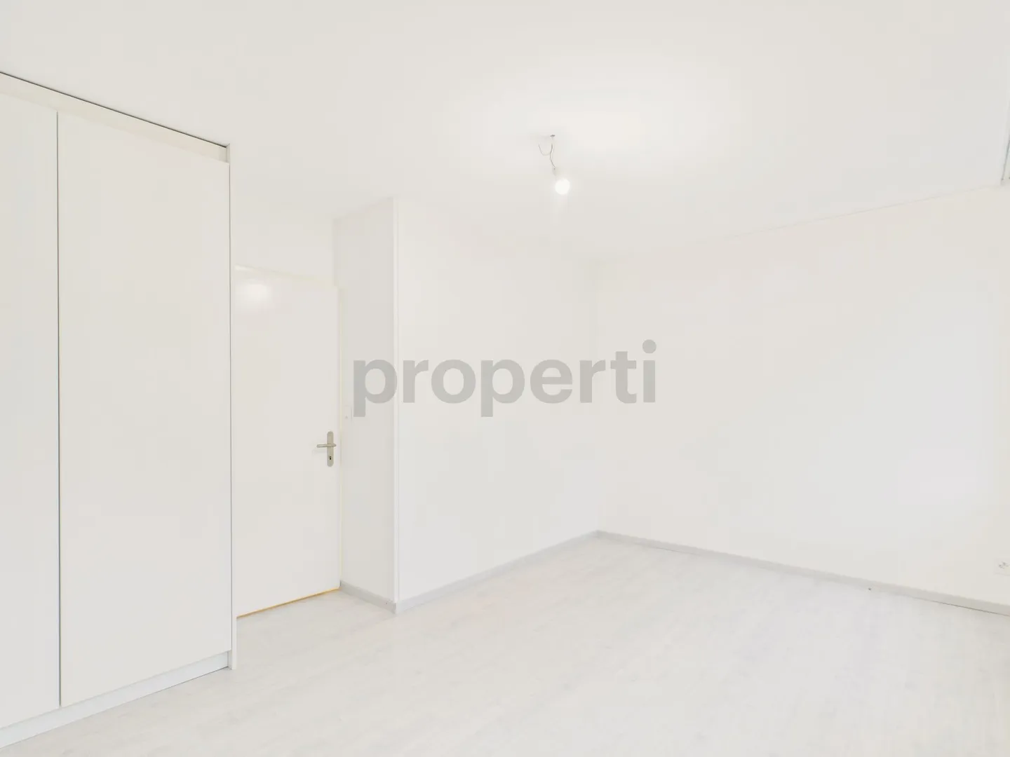 Moderna casa a schiera ristrutturata con giardino a La Neuveville - Foto 6 di 13