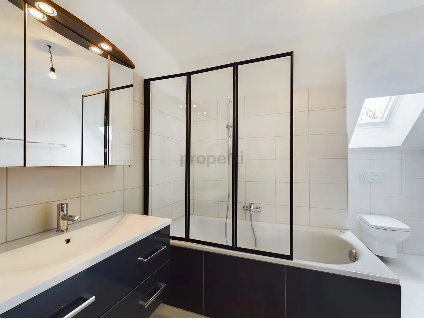 Charmante 3.5 Zimmer Dachwohnung mit Galerie in Steckborn - Zentral gelegen mit Garten und Parkplatz - Photo 7 of 9