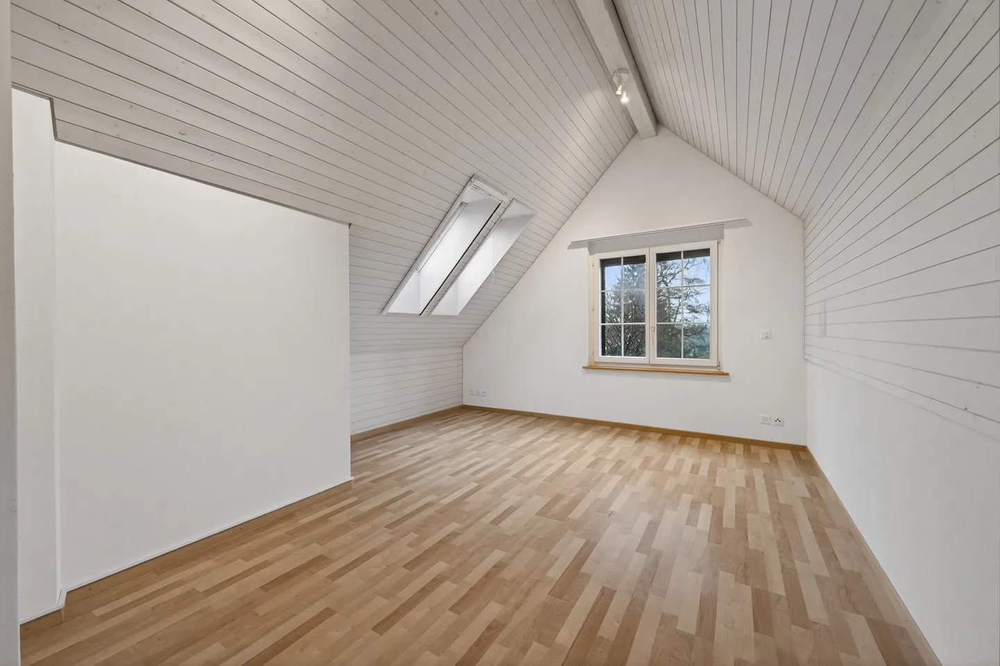 160 m² di superficie abitabile, camino accogliente e riscaldamento a pompa di calore - Foto 8 di 12
