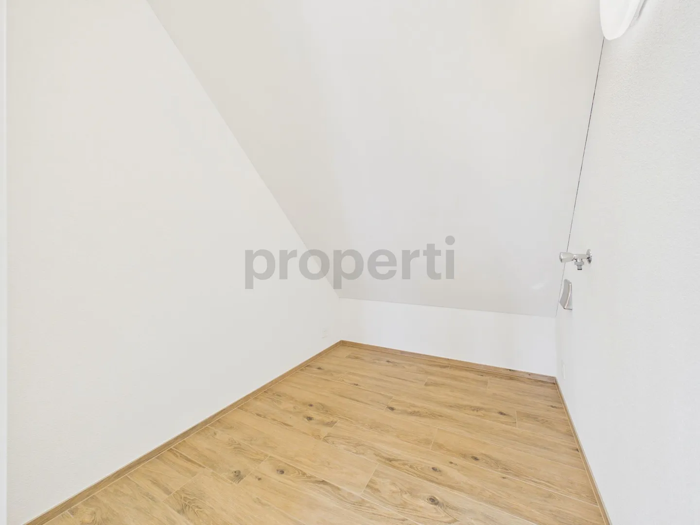 Attikawohnung direkt am Waldrand mit Zürichseeblick, Minergie-Standard und Free-Cooling - Foto 9 di 13