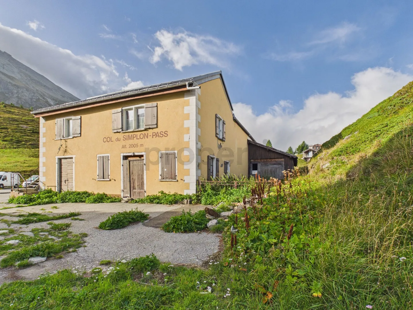 Gioiello storico del passo a 2'005 m s.l.m.: 228 m² di superficie abitabile, sfondo alpino da sogno e utilizzo versatile - Foto 1 di 8