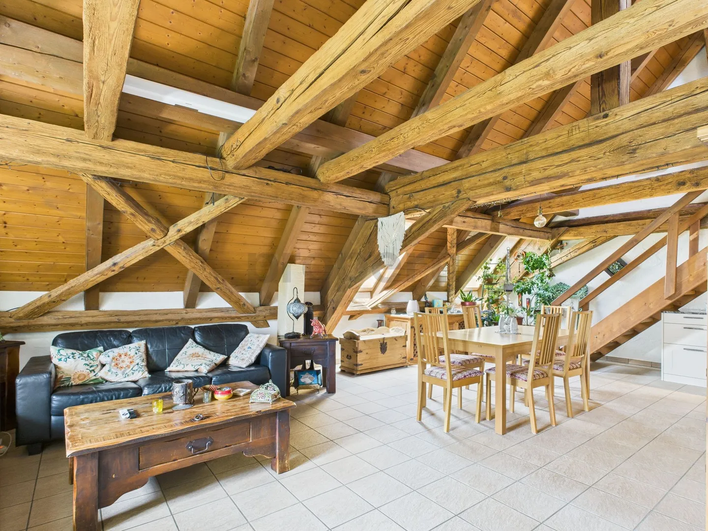 Exquisite 5.5-Zimmer Dachwohnung mit Gartenbereich in Oberglatt - Foto 2 von 11