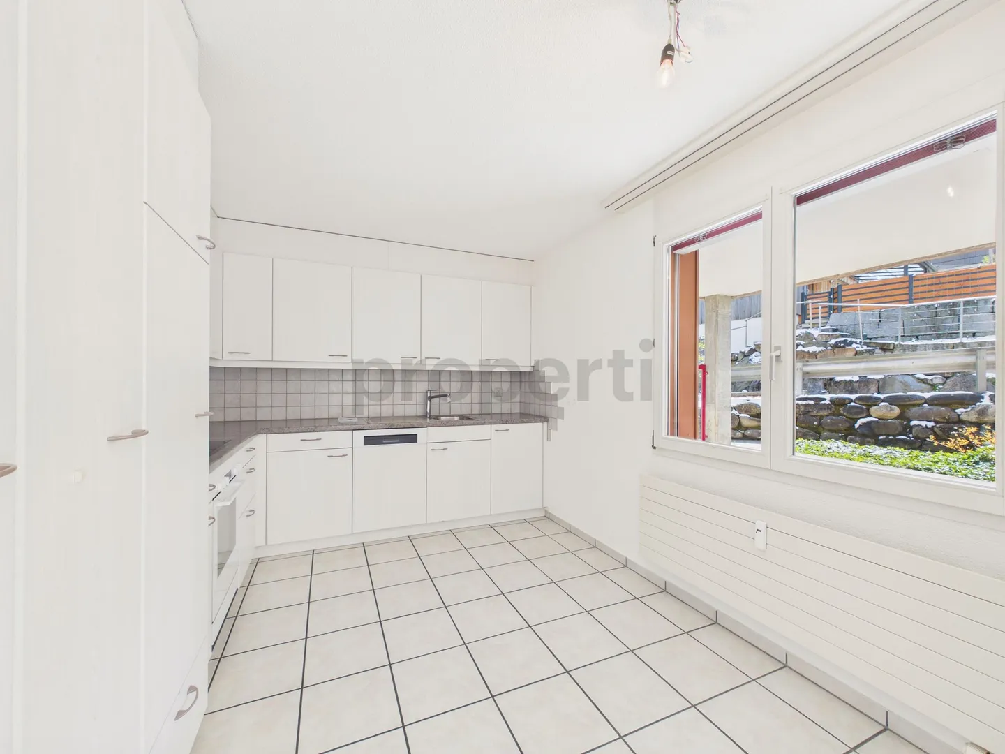 Spacious 4.5-Room Apartment - Photo 4 of 12