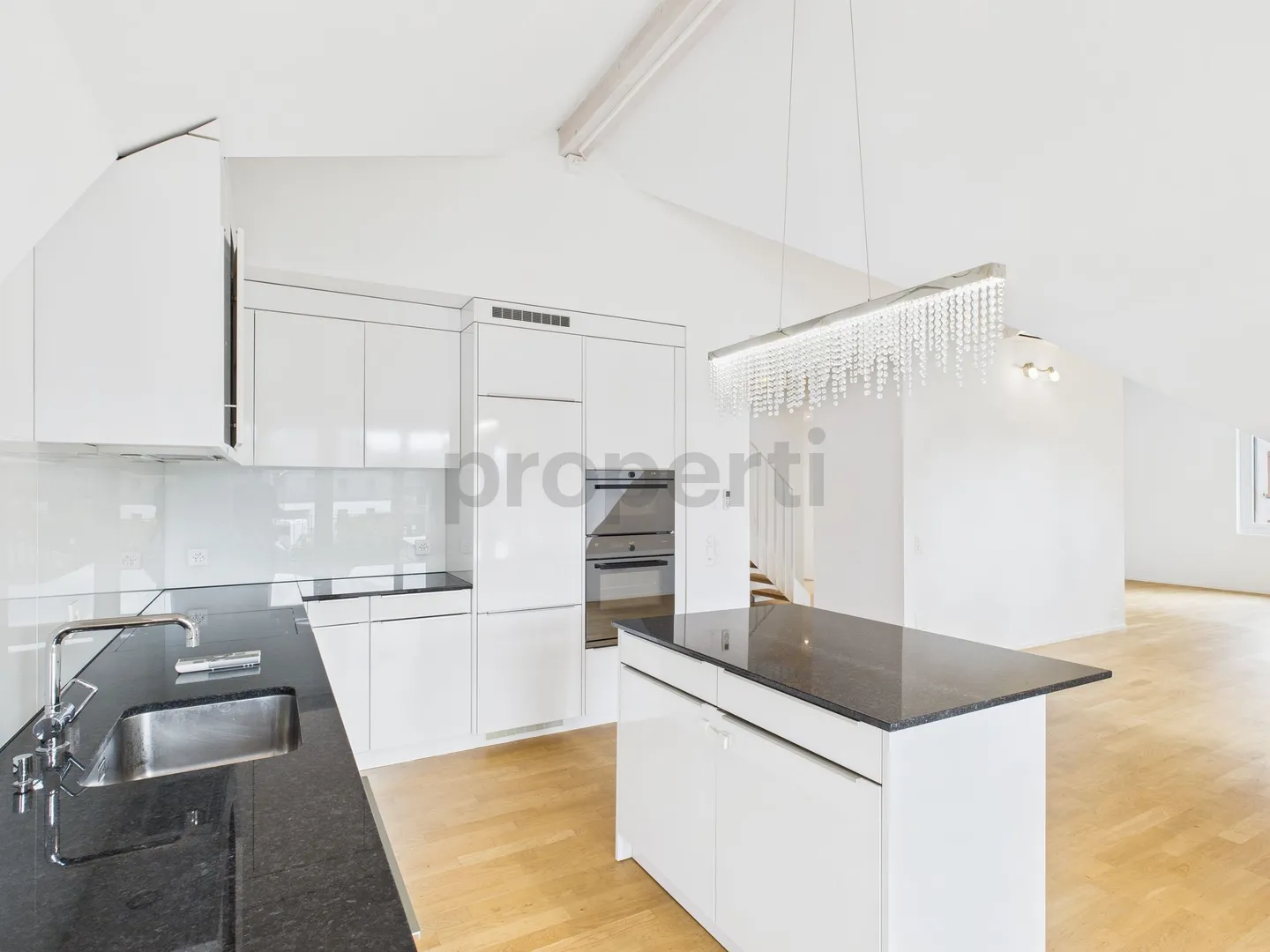 In natura ma comunque situato in posizione centrale, appartamento moderno di 4,5 stanze tranquillo a Opfikon, ZH - Foto 2 di 13