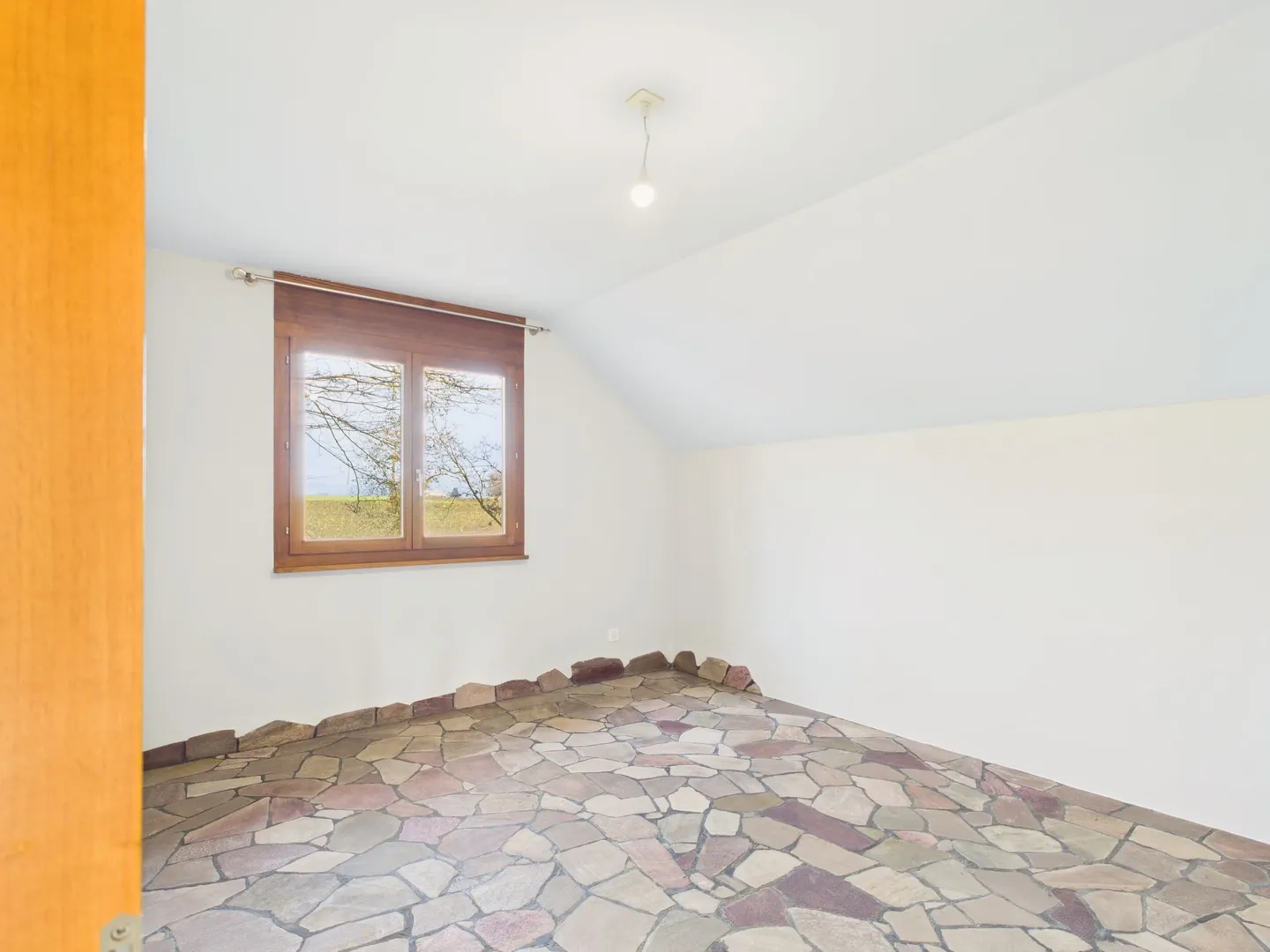 Ampia casa plurifamiliare di 4,5 stanze con una magnifica vista sul verde a Münchenwiler - Foto 7 di 12