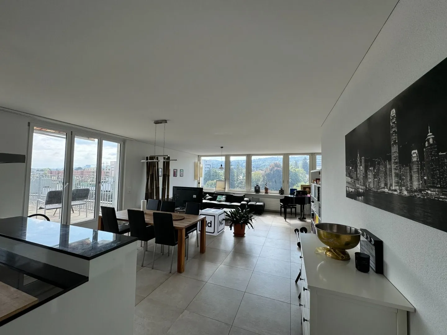Modern 5-room apartment with spacious balcony, centrally located in Zurich - Photo 1 of 12