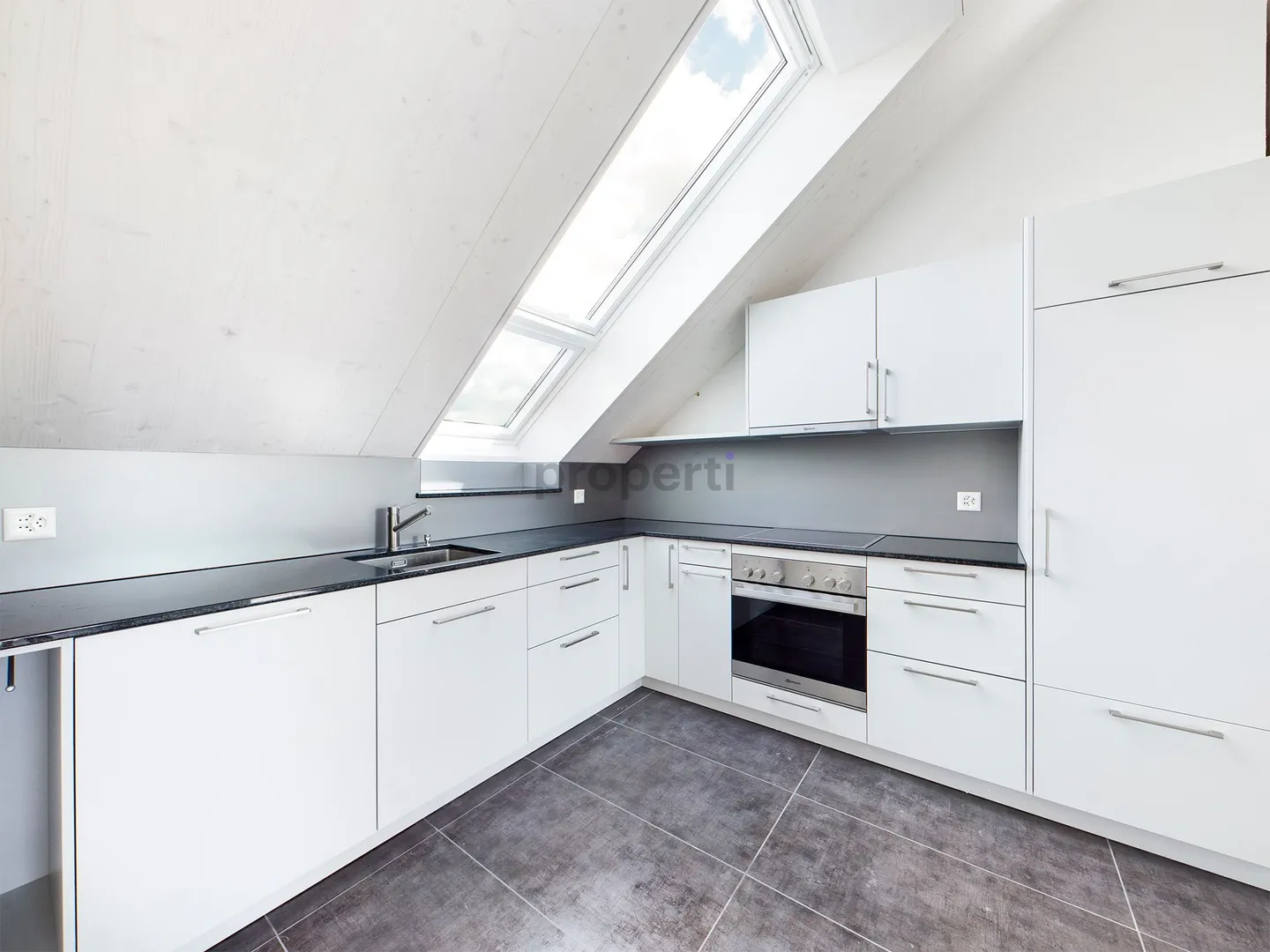 Moderne 3.5-Zimmer-Dachwohnung mit Balkon in Diessbach bei Büren - Photo 2 sur 10