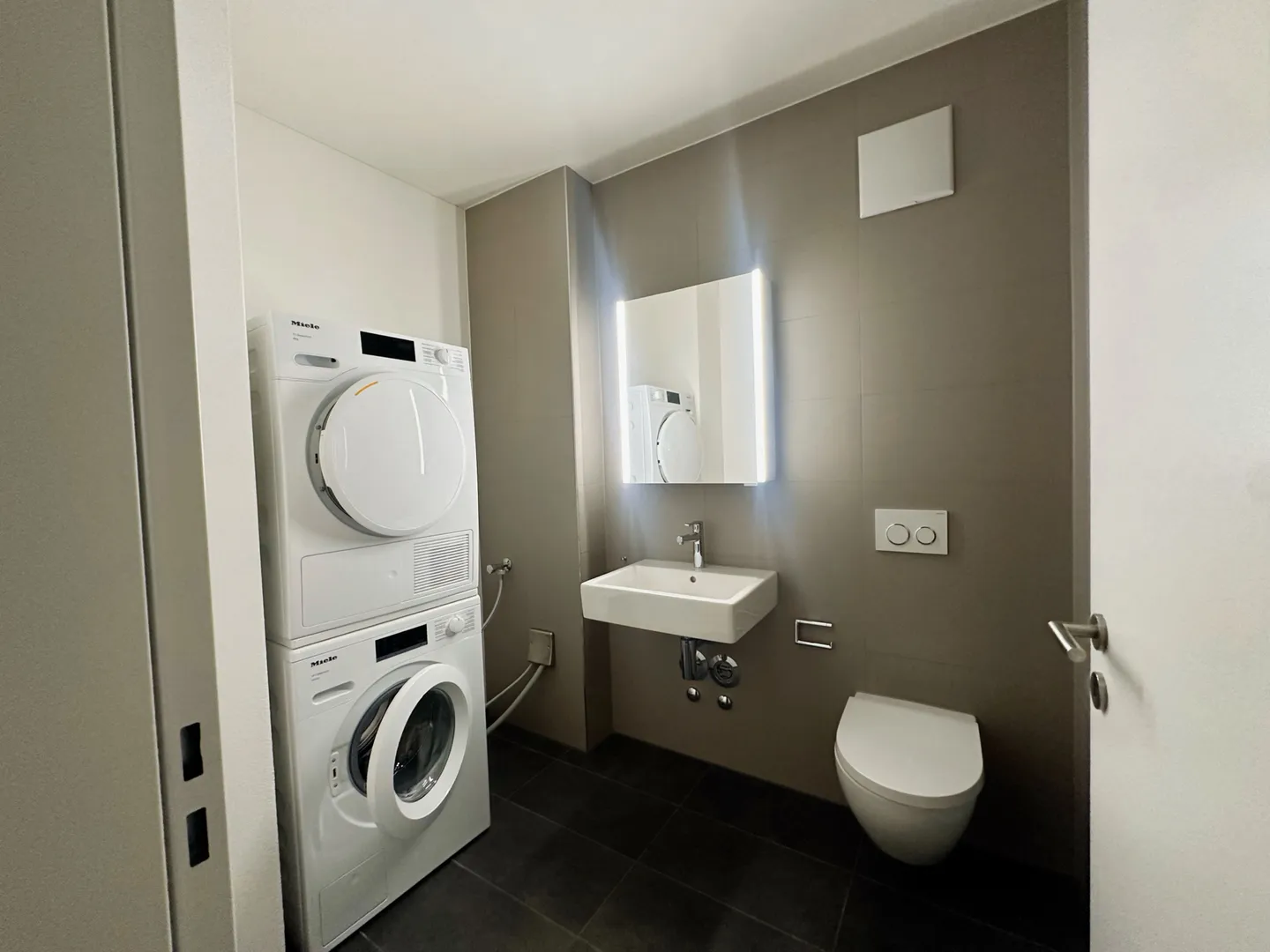 Central Living with Style - 2.5-Room Apartment in District 3 - Photo 6 of 7