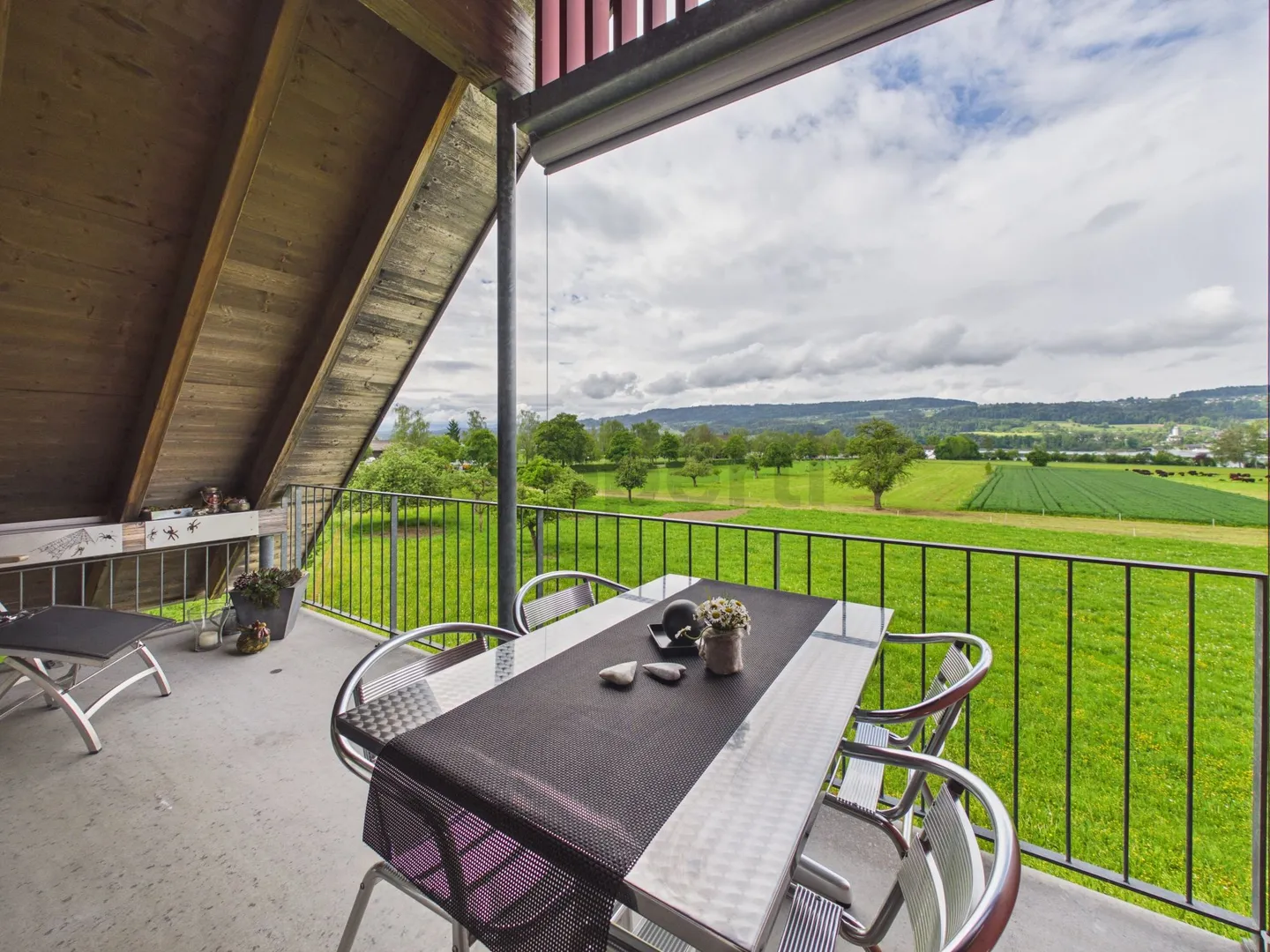Bright 3.5-room attic apartment with lake view in Uster - Photo 7 of 13