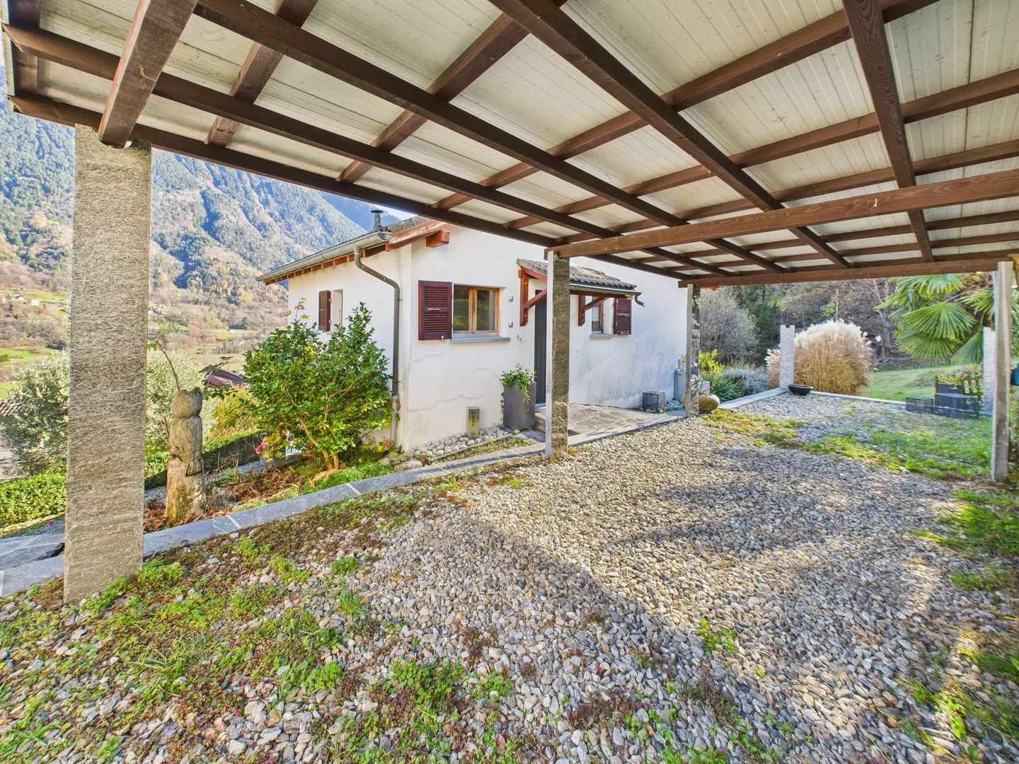 Affascinante casa unifamiliare ristrutturata con ampio giardino nella tranquilla regione di Castro - Foto 9 di 11