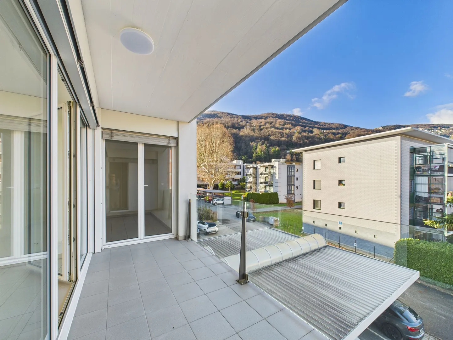 Elegante 4,5-Zimmer-Wohnung mit Panoramablick und doppelter Terrasse in Agno - Foto 8 von 11