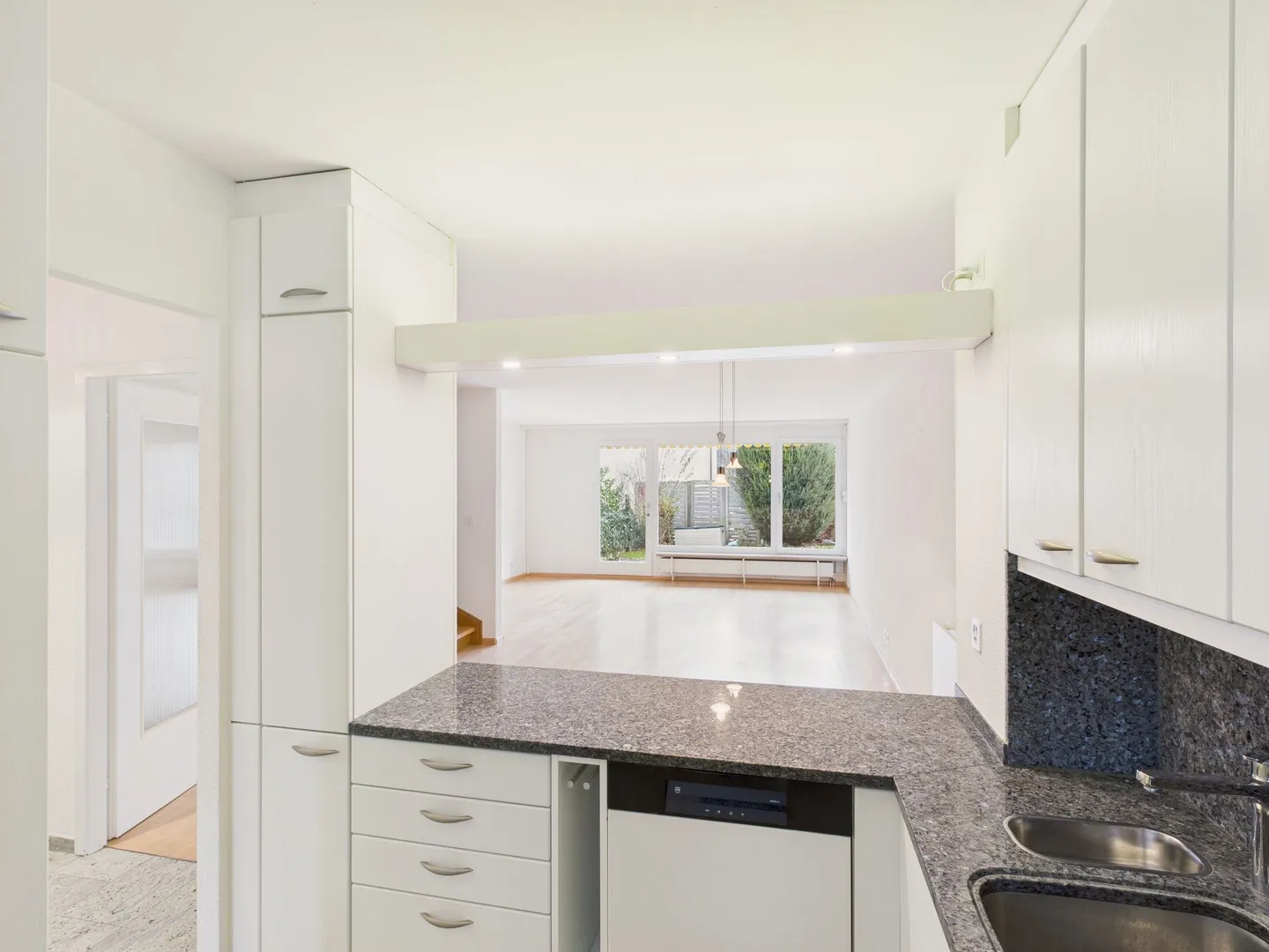 Charming and spacious corner townhouse in a sought-after location in Allschwil - Photo 5 of 12