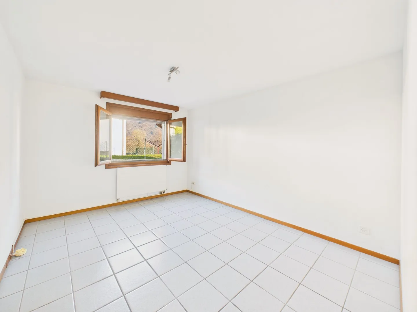 Exclusive semi-detached villa with large garden and private pool in Bellinzona, TI - Photo 9 of 13