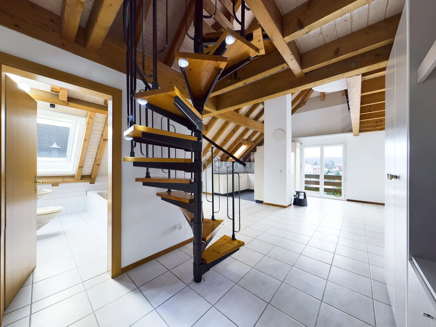 Gioiello residenziale in una posizione tranquilla - Ampio appartamento con galleria e due box auto nel garage - Foto 1 di 7