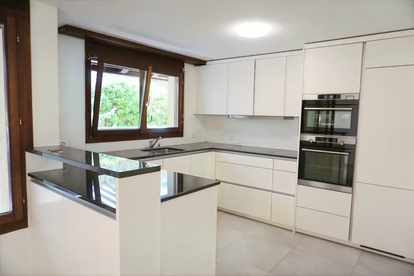 Modern 4.5-Zimmer-Maisonette mit Cheminée in Wollerau - Photo 2 of 10