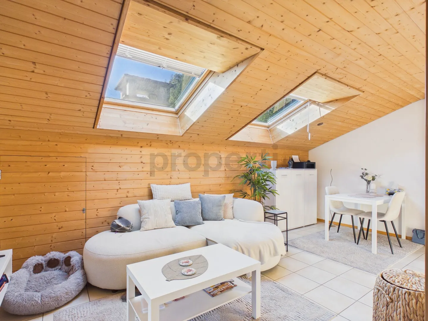 Balcon sud avec vue magnifique sur les montagnes : Attique confortable, parking inclus, près du Crestasee. Résidence secondaire possible - Photo 1 sur 10