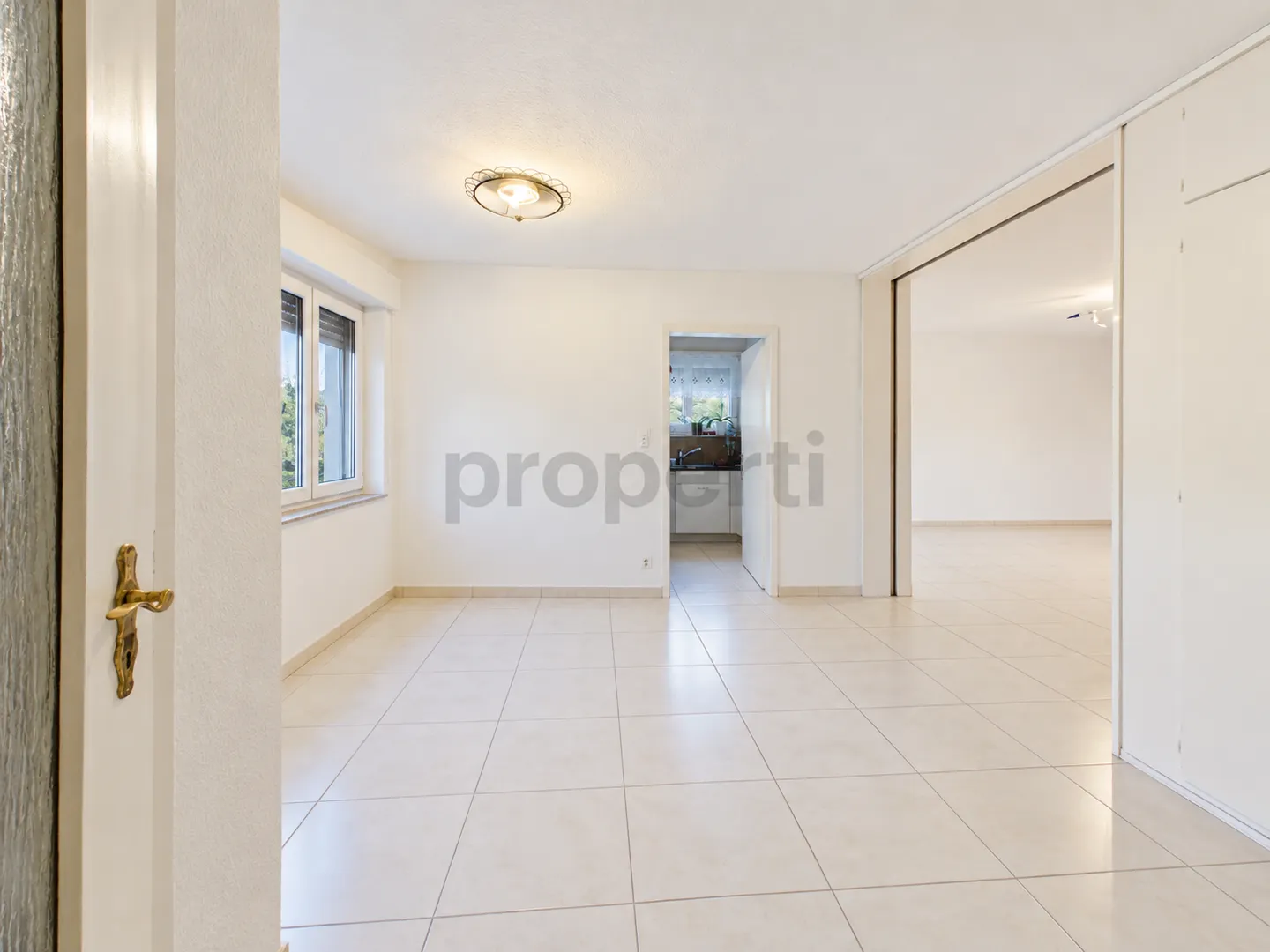 Grosszügiger Balkon, renovierter Wohnkomfort & praktische Liftanbindung! - Photo 5 of 11