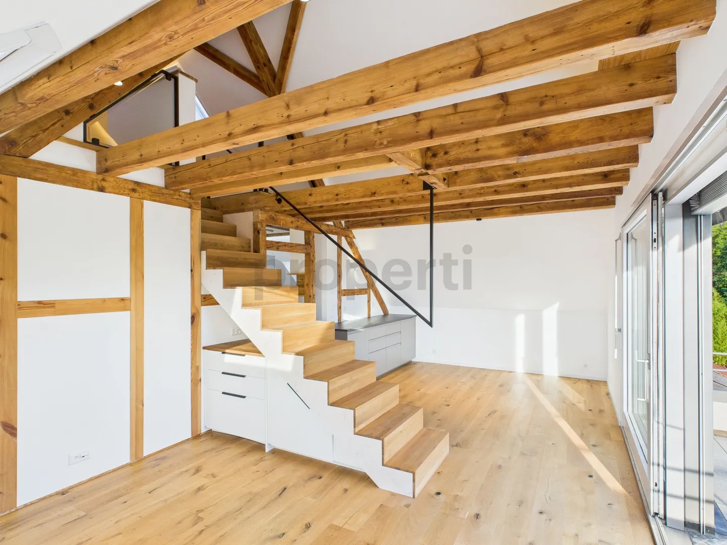 Charmante, exklusive Dachgeschoss-Wohnung mit Galerie &amp; luxuriösem Ausbaustand in Riehen - Foto 2 von 13