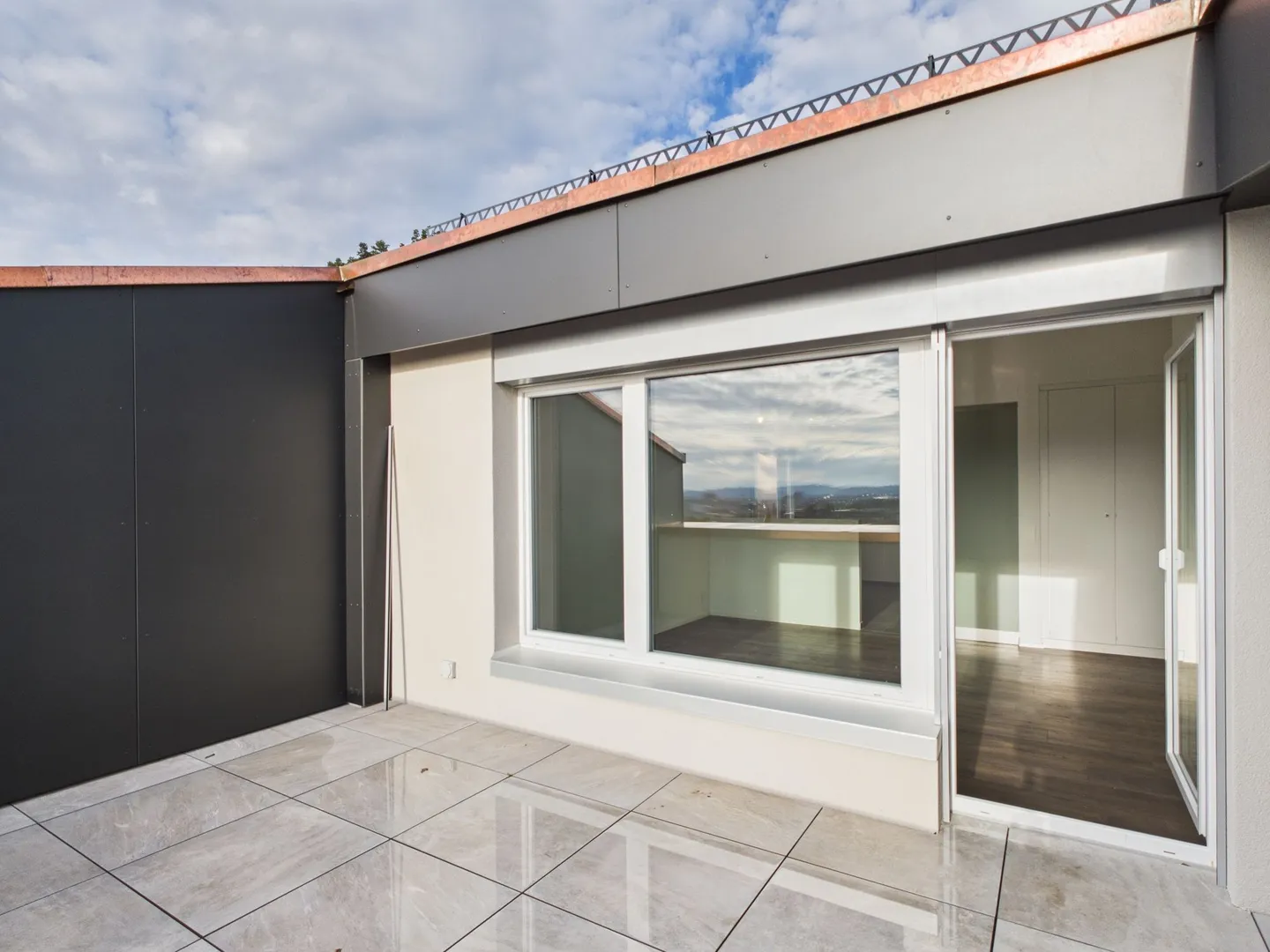 Moderne 2.5-Zimmer-Wohnung mit Pool - Foto 10 von 12