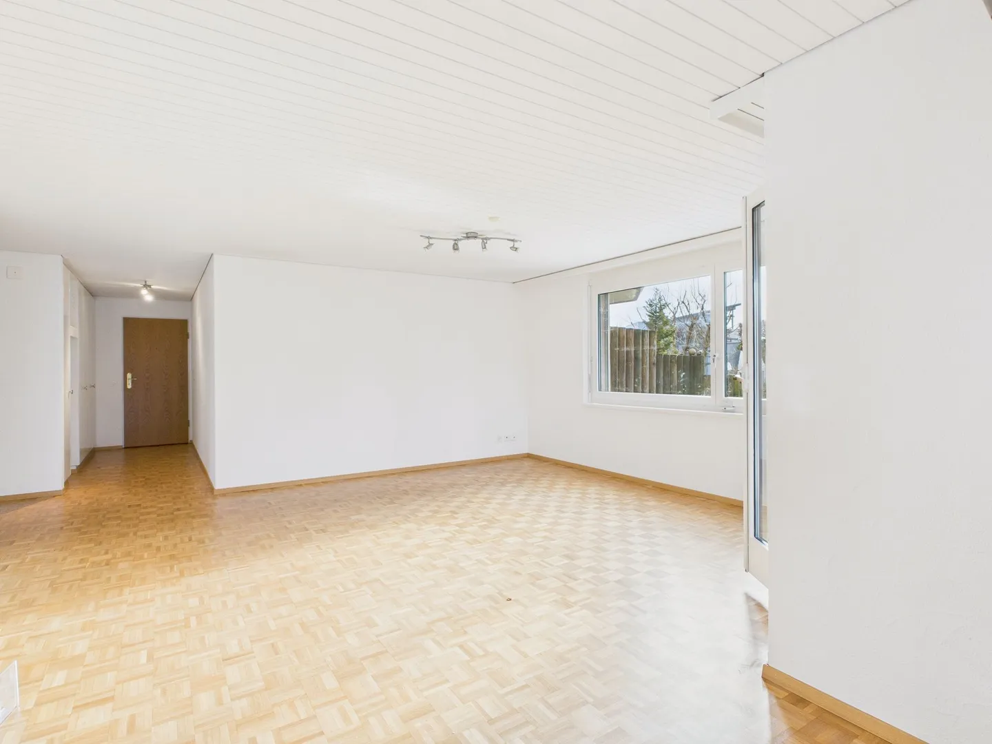 Charmante 3.5-Zimmer Wohnung mit praktischem Parkplatz in Hildisrieden - Foto 4 von 7