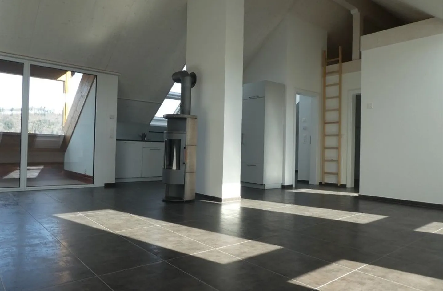 Moderno appartamento mansardato di 3,5 locali con balcone a Diessbach vicino a Büren - Foto 7 di 8