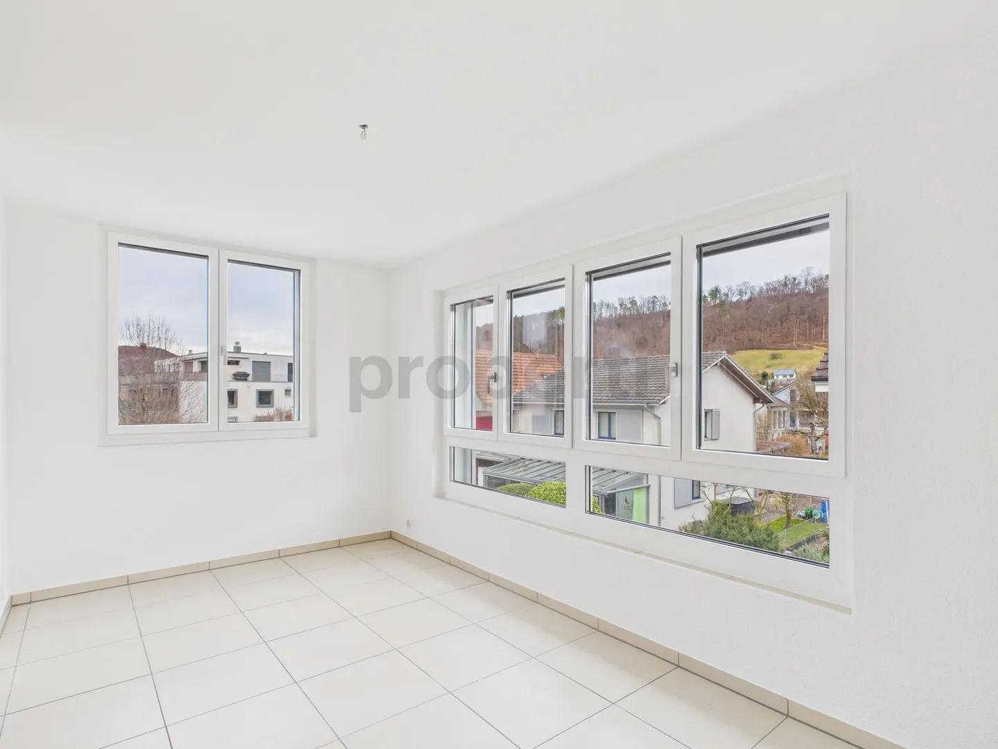 Luminoso appartamento duplex di 4,5 stanze con balcone a Bubendorf - Foto 8 di 12