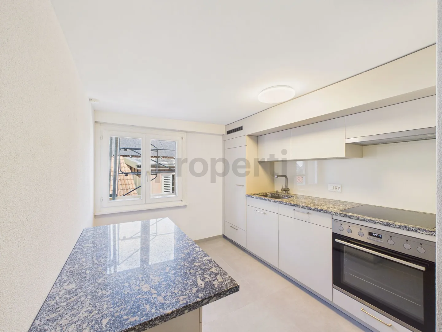 Moderno appartamento mansardato di 3,5 locali con balcone a Niederurnen - Foto 2 di 9