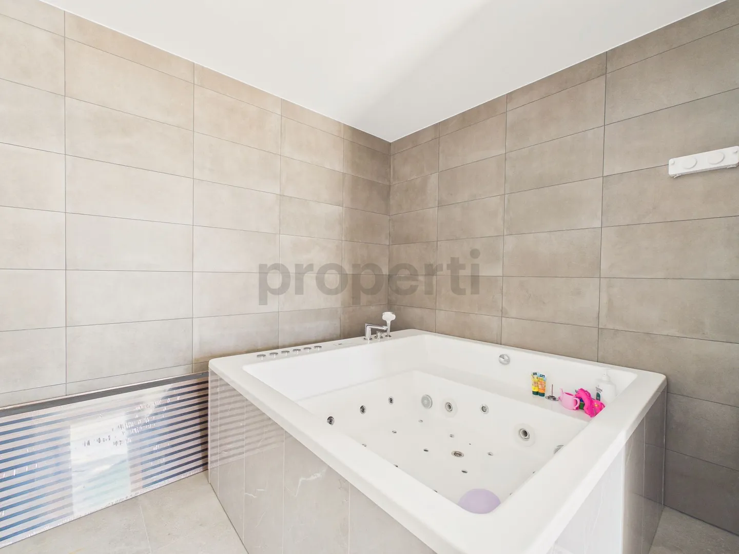 Moderne 5,5-Zimmer-Reihenhaus mit Parkplatz, Lens - Foto 12 von 13