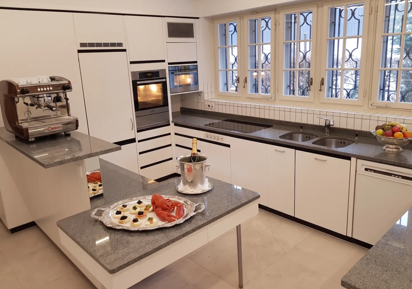 Discret de l'extérieur. Une villa très privée de 7,5 pièces avec une grande piscine et un beau jardin - Photo 4 sur 13
