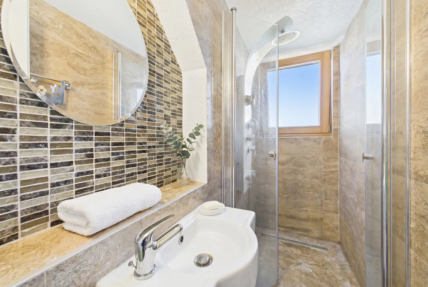 Spacious 4.5-room maisonette with balcony and high-quality finish in Tann - Photo 8 of 10