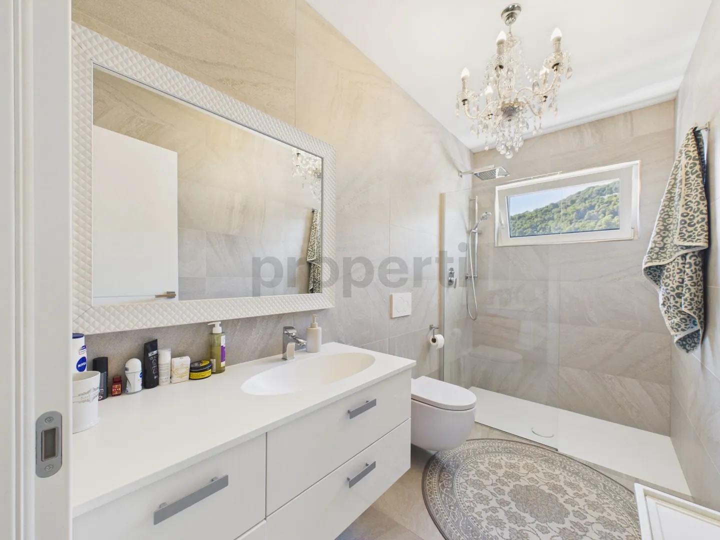 Contemporary villa with large spaces, garden and double garage - Photo 11 of 13