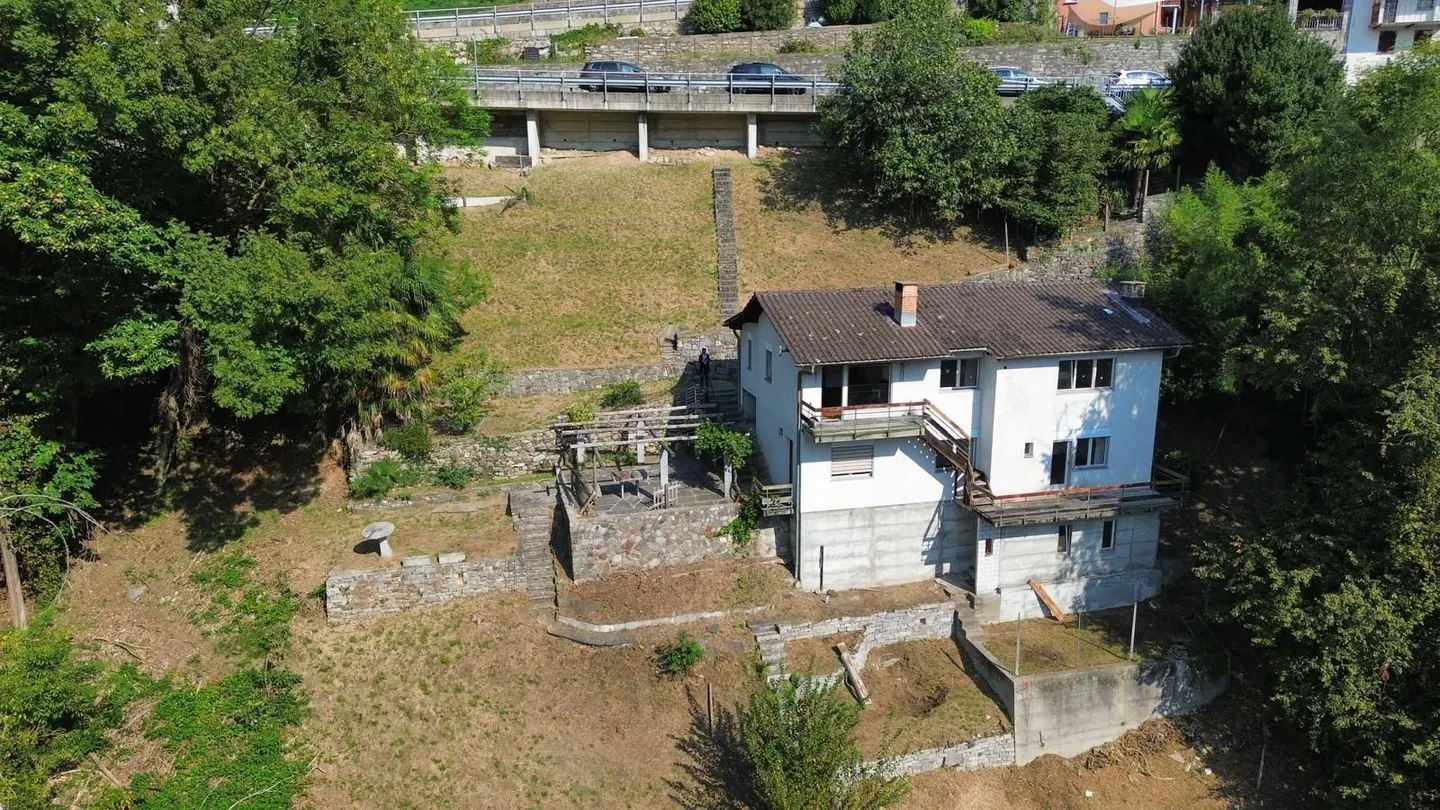 Stunning View over the Morobbia Valley, Garden with Pergola & Renovation Potential! - Photo 10 of 12