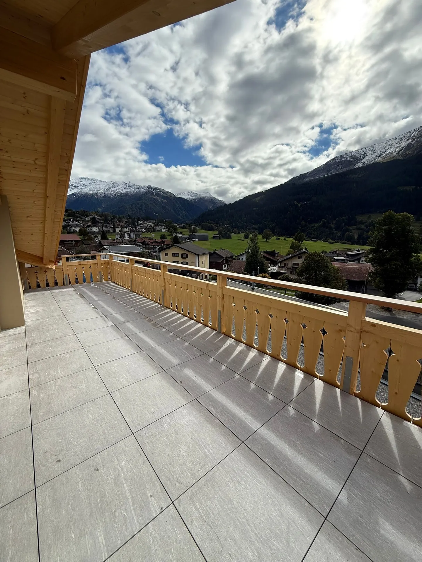 Appartement sous les toits lumineux de 3,5 pièces à Klosters Dorf - Photo 1 sur 2