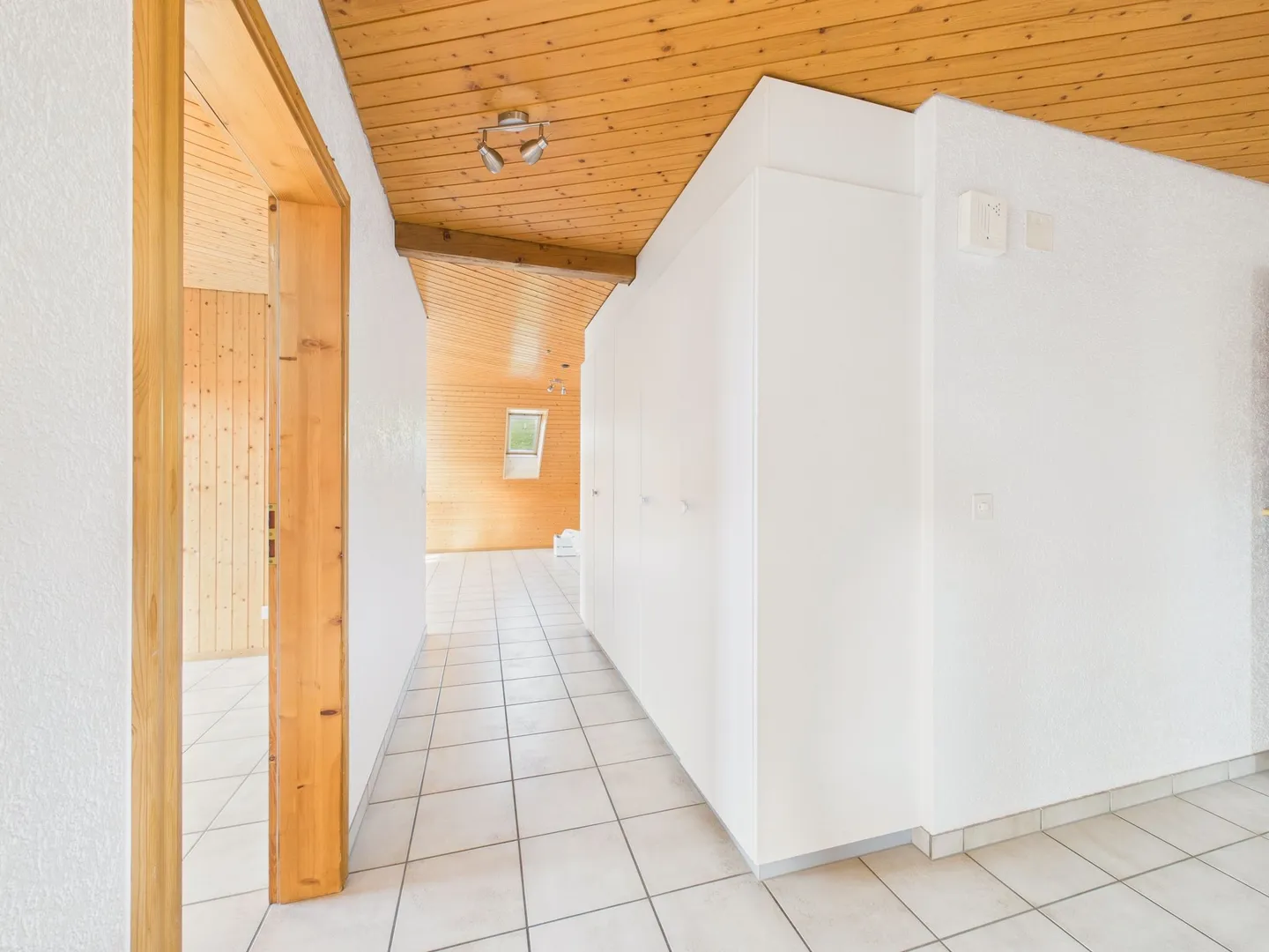 Appartement spacieux de 3,5 pièces avec piscine et vue sur la montagne - Votre nouveau chez-vous à Alterswil - Photo 6 sur 13