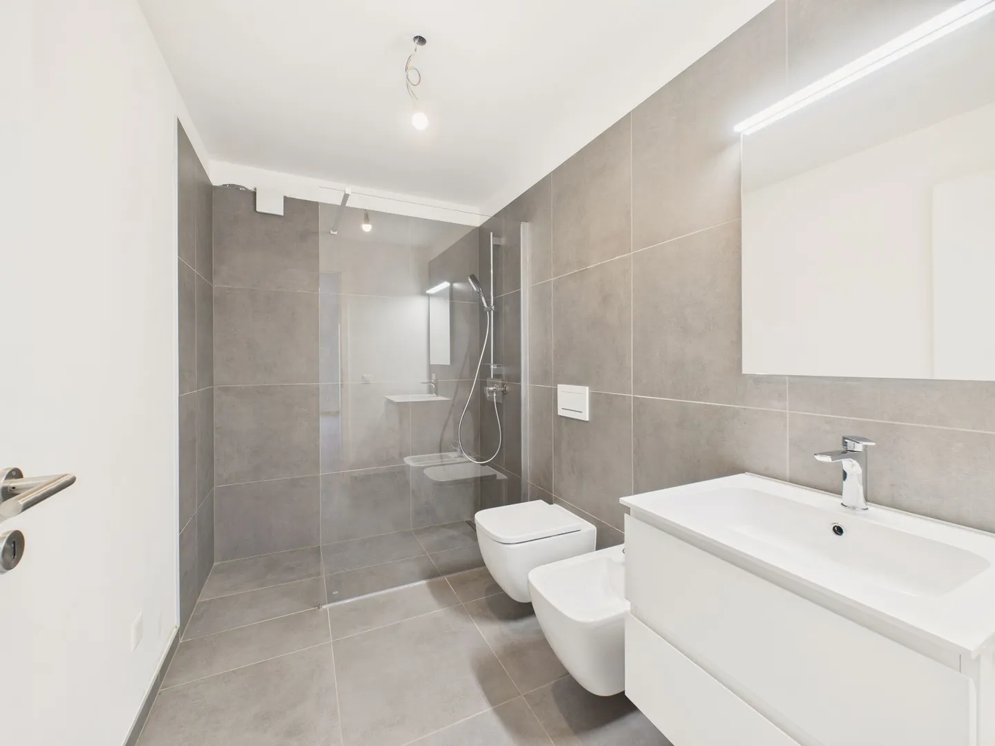 Elegant newly built villa in Airolo with modern and luxurious design - Photo 11 of 13