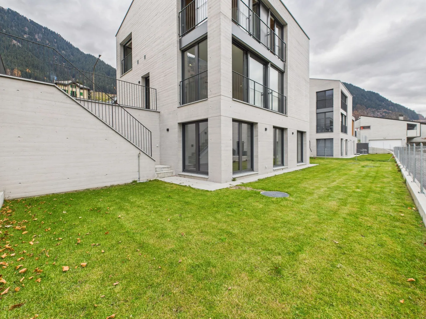 Elegant newly built villa in Airolo with modern and luxurious design - Photo 12 of 13